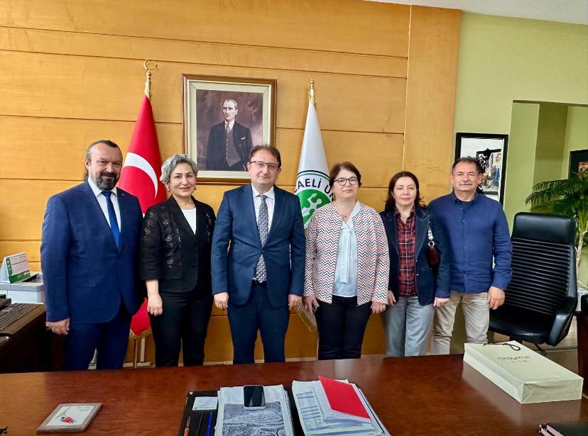 Kocaeli Tabip Odası Yönetim Kurulu olarak seçimlerden sonraki ziyaretler kapsamında  KOÜ Tıp Fakültesi Hastanesi Başhekimi Radyasyon Onkolojisi Uzm. Sayın Prof.Dr.M.Görkem AKSU’yu makamında ziyaret ettik.Karşılıklı görüş alışverişinde bulunarak ortak çalışmalar yapmak üzere temennilerimizi ilettik.